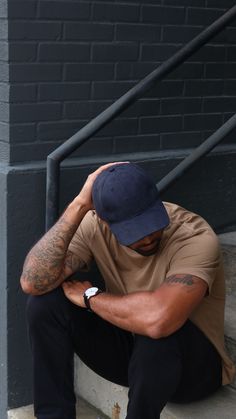 Snapback Men Outfit, Mens Fashion Baseball Cap, Men’s Baseball Cap Outfits, Man In Baseball Cap, Cap Pose Men, Hat Poses Men, Cap Boys Style, Hat Photoshoot Ideas Men, Baseball Hat Photoshoot Ideas