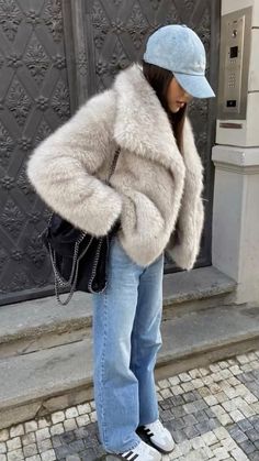 Denim, denim love, denim outfits, jean outfits, denim looks, streetstyle, fashion, shopping, denim style, jean style, jean outfits, moda, style, ootd, denim jeans, jeans Beige Fur Coat, Eurotrip Outfits, Outfits Jean, Ootd Denim, Aw 2024, Denim Looks, Ny Outfits, Denim Outfits, Winter Fashion Outfits Casual