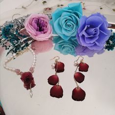 This beautiful jewelry set is handcrafted with natural rosebud and rose petals preserved in resin. The making of the preserved flower jewelry piece involves deliberately handpicking the fresh flower at first and trimming it into a desired shape if necessary; then coating the flower evenly with UV glue and drying it in a UV oven. The whole jewelry set includes 3 component pieces as listed, and they can be purchased separately at your choice.  ❤ 18K Gold Plated Hook Earrings Pair, each with a pend Cheap Rose-colored Jewelry For Valentine's Day, Affordable Handmade Rose Jewelry, Cheap Handmade Rose Jewelry, Dried Flower Jewelry, Petal Earrings, Pressed Flower Necklace, Botanical Jewelry, Blooming Rose, Romantic Roses