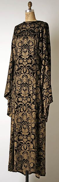 Tea gown 1930–32.  Silk:  Fortuny  (Italian, founded 1906) Designer: Mariano Fortuny (Spanish, 1871–1949)  1930–32 Style Année 20, Tea Gown, Vintage Gowns, 1930s Fashion, Moda Vintage, Historical Clothing, Mode Vintage, Historical Fashion