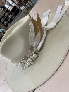 Diy Leather Hat, Hat Making Ideas, Rodeo Attire, Bride Hats, Wedding Hats For Guests, Cowboy Hat Design, Custom Cowboy Hats