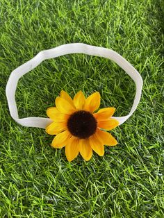 Sunflower stretch headband  Sunflower is approximately 2 1/2 inches wide  Choose headband color 6 Month Photography, Yellow Flower Headband, Sunflower Headband, Spring Headband, Mini Sunflowers, Felt Flower Headband, Bow Headband Hairstyles, Toddler Headbands, Stretch Headband