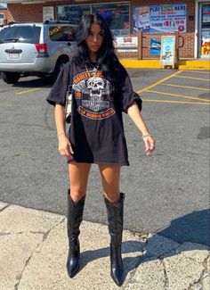 Harley Davidson Aesthetic Outfit, Big T Shirt Outfits Street Style, Chili Fest, Band Tee Outfits, Vegas Outfits, Coachella Style, Outfit Black Women, Tailgate Outfit