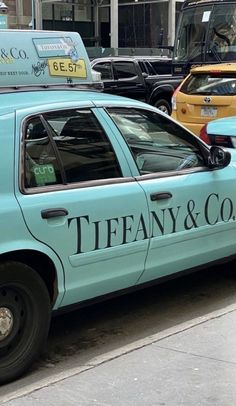 Tiffany Girls, Holly Golightly, New York Aesthetic, Nyc Life, Uptown Girl, Breakfast At Tiffanys, Tiffany And Co