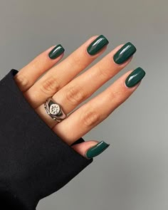 Short Nail Paint Ideas, Innovative Painting, Dark Green Nails, Fall Gel Nails, Green Nail Polish, Makijaż Smokey Eye, Green Nail, Cute Gel Nails, Dipped Nails