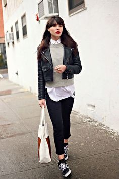 Walking Down The Street, Black Converse, Mode Inspo, Tomboy Fashion, Girls Wear