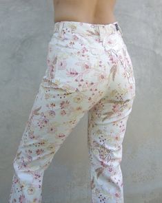 vintage ET-BOITE jeans High Waisted Pants w24 W25,floral pants White and flower Pink,pants boho vintage pants spring Bohemian,size M I want you to experience the beauty, style and comfort of my goods. Excellent condition for : Women: small - medium size : M color : White and flower Pink ,purple,Red Material : cotton 95% Polyester 5% Label : et-boite Mede in japan measurements: inches or centimeters 1. Waist: 24 or 25 in // 61 or 63.5 cm 2. Hips: 33 // 89 or 84 cm 3. thigh size : 20 in // 51 cm 4 Casual Mid-rise Bottoms With Floral Print, Spring Bohemian High Waist Jeans, Spring High Waist Bohemian Jeans, Bohemian High Waist Jeans For Spring, Spring Bohemian Wide Leg Flare Jeans, Bohemian Wide Leg Flare Jeans For Spring, Bohemian Wide Leg Summer Jeans, Mid-rise Cotton Bottoms With Floral Print, Bohemian High Waist Flare Jeans