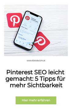 Smartphone mit Pinterest-App auf einem Tisch, daneben Pinterest-Logos und Text: "Pinterest SEO leicht gemacht: 5 Tipps für mehr Sichtbarkeit". Pinterest App