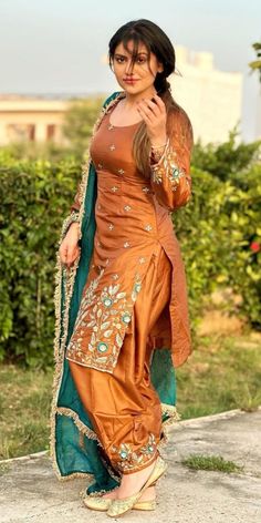 Punjabi Models, Womens Trendy Dresses, Punjabi Salwar Suits, Sharara Set, Bridal Jewellery Indian, Punjabi Suits, Girls Dp, India Beauty, Salwar Suits