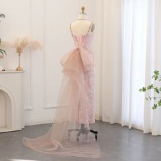 Treten Sie in Eleganz ein mit dem eleganten burgunderfarbenen Meerjungfrauen-Abendkleid von Dreamy Vow. Dieses luxuriöse Kleid hat eine Meerjungfrauen-Silhouette, ist mit Kristallen verziert und aus hochwertigem Samtstoff gefertigt. Dieses Kleid ist perfekt für Hochzeiten und Partys und strahlt Luxus und Stil aus. Setzen Sie mit Dreamy Vow ein Statement. Velvet Mermaid Gown, Arabic Women, White Quinceanera Dresses, Purple Quinceanera Dresses, Black Quinceanera Dresses, Quinceanera Dresses Gold, Quinceanera Dresses Pink, Prom Dresses Elegant, Quinceanera Dresses Blue