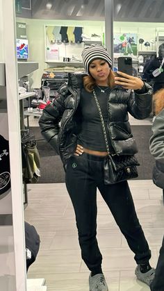 Rain Outfits For Women, Rain Outfits, Winter Inspo Outfits, Fall Outfits Black Women, Calm Fits, Mirror Flicks, Rain Outfit, Fancy Sandals, Denim Street Style