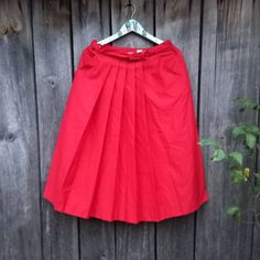 Red vintage skirt for woman. High Waist Pleated skirt midi  Size 42    65%Polyester,35% Cotton Label:Diolen Made in West Germany See the measurements: Waist: 79 cm ( 31 inch ) Length: 74 cm (29 inch) Pleated Skirt Midi, School Festival, Midi Size, High Waisted Pleated Skirt, Cotton Labels, Festival Clothing, Vintage Rock, Skirt Midi, Red Vintage