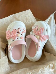 Pink Aesthetic Shoes, Shoes Kawaii, Crocs Pink, Crocs Fashion, Pink Crocs, Pretty Shoes Sneakers, Cute Shoes Heels, Cute Hello Kitty