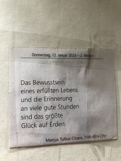 a piece of paper that has been placed on a wall with the words in german