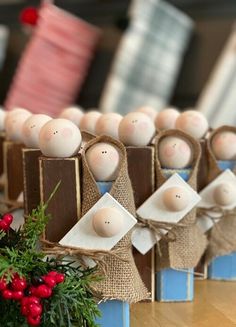 small wooden dolls are lined up on top of each other, with burlocks around them