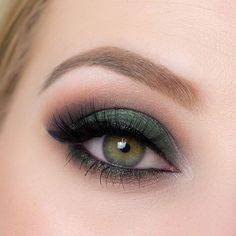 Green Eyeshadow Looks, Essence Eyeshadow, Green Eyeshadow Look, Alat Makeup, Skincare Blog, Colorful Eye Makeup, Green Eyeshadow