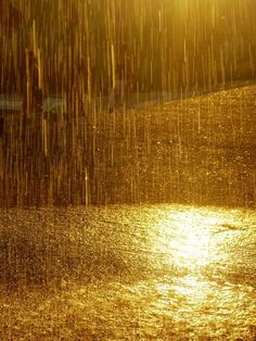 the sun shines brightly on water as it rains