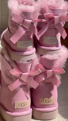 #pink #uggseason #fall Pink Ugg Boots Outfit, Pink Ugg Outfit, Pink Uggs Outfit, Pink Uggs With Bows, Ugg Aesthetic, Uggs Pink, Crocs With Charms, Pink Ugg Boots, Cute Uggs