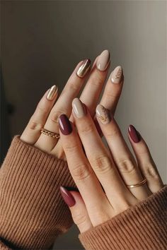 20 Thanksgiving Nail Art Ideas to Try in 2024 Simple Acrylic Nails Autumn, Pretty Almond Nails Fall, Monochromatic Fall Nails, Natural Nails Fall Design, Autumn Nail Designs Simple, Transition Into Fall Nails, Nail Art Fall Autumn, Early Fall Nails Designs, Fall Gold Nails