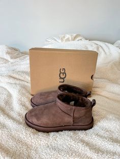 Ugg ultra mini. Dark brown uggs. Dark cedar uggs. Ugg outfit ideas. Basic. Aesthetic Dark Brown Uggs Outfit, Low Top Uggs, Dark Brown Uggs, Brown Uggs Outfit, Ugg Mini Boots Outfit, Chocolate Uggs, Tasman Uggs Outfits, Uggs Ultra Mini, Bts Shoes