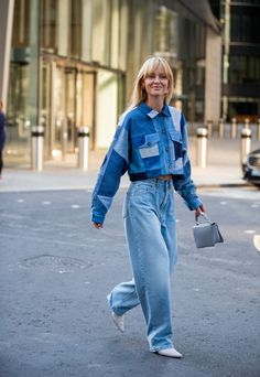 The Best Street Style At London Fashion Week SS20 Shorts Jeans Branco, Looks Total Jeans, Black Leather Jeans, Jean Jacket Styles, Mode Prints, Jeans West, Denim Street Style, Jeans Trend, Look Jean