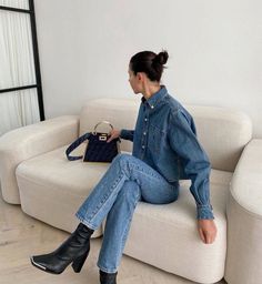 #fashion #denimaesthetic #bluejeansoutfit #doubledenim #personalstylist . #fashioninspiration . #wardrobeessential . #styletipsforwomen #wardrobemusthaves . #outfitideasforwomen Gala Gonzalez, Emmanuelle Alt, All Jeans, Double Denim, Autumn Outfit, Outfit Inspo Fall, Looks Style