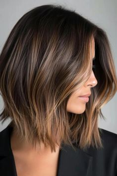 Caramel Long Bob: 63+ süße Schnitte für den Herbst - hairtastic.de Long Layered Bob Brunette, Caramel Long Bob, Dark Brown Long Bob With Highlights, Balayage Long Bob, Angled Bob Haircuts Medium, Caramel Bob Hair, Brunette Long Bob, Chocolate Brown Lob, Brown Bob With Highlights