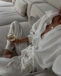 Girl on couch wearing white with white wine Classy Aesthetic, Old Money Style, Mode Ootd, Old Money Aesthetic, Foto Inspiration, White Aesthetic, Old Money, Elegant Fashion