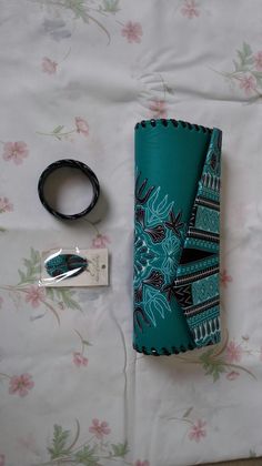 Kitenge Bags, Ankara Handbags, Ankara Accessories, Sewing Slippers, Ankara Dress Designs, Handmade Fabric Bags, Bags Pattern