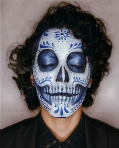 Catrin Aesthetic, Make Up Catrin, Sugar Skull Makeup For Men, Catrina Aesthetic, Candy Skull Makeup, Mexican Halloween Costume, Sugar Skull Face Paint