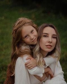 Single Parent Photoshoot Ideas, Mom And Daughter Photos, Mothers Day Photoshoot, Mommy And Me Poses, Mother Daughter Photography Poses, Mommy Daughter Photography, Mom Daughter Photos