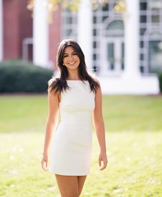 College Graduation Photo Outfit Ideas, College Graduation Guest Outfit, University Graduation Outfit For Women, Casual Graduation Pictures, Masters Graduation Outfit, Graduation Dresses University, University Graduation Outfit Dresses, Senior Picture Ideas College, White Graduation Dress College