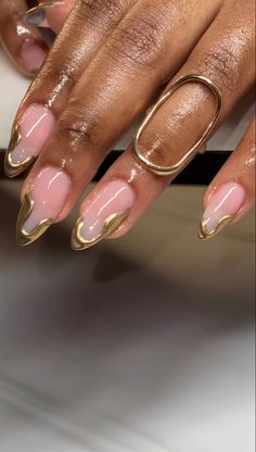 Nails Inspiration For Wedding Guest, Gold Chrome Coffin Acrylic Nails, Oval Nails Gold Tips, Futuristic Nails Aesthetic, Gold Crome Nails Almond, Graduation Nails Ideas Almond, Gold Nails With Pearls, Gold And Silver Chrome Nails, Gold Almond Nails Designs