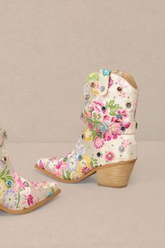 Pink Cowgirl Boots Outfit, Embroidered Cowgirl Boots, Boots Embroidered, Embroidery Boots, Western Embroidery, Cream Boots, Vegan Leather Boots, Cowgirl Boot, Print Embroidery