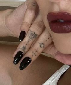 Paznokcie Hello Kitty, Nagel Tips, Smink Inspiration, Her Nails, 가을 패션, Finger Tattoos, Black Nails, Almond Nails, Tattoos And Piercings