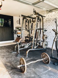 there are many different gym equipment in this room