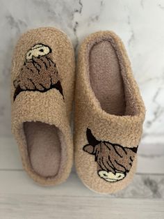 Step into laid-back comfort with these irresistibly cute highland cow slippers. Cozy and warm, these slip-ons will keep your feet toasty no matter the season. Plus, they feature a super adorable highland cow design, making them the best choice for curling up and getting cozy. Preppy Christmas List, Cow Slippers, Shein Finds, Cute Highland Cow, Preppy Christmas, Cow Design, Western Clothing, Comfy Clothes, Slippers Cozy