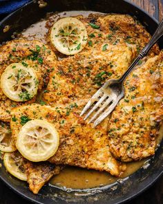 a pan filled with chicken and lemon slices