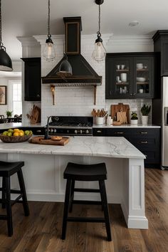 White Black Wood House Interior Design, Black And White Farmhouse Interior, Black And White Country Kitchen, Kitchen Ideas Modern Luxury Black, White Farmhouse Kitchen Decor, Black And White Farmhouse Kitchen, White Kitchen Backsplash Ideas, Black And White Modern Farmhouse, Kitchen Black Counter