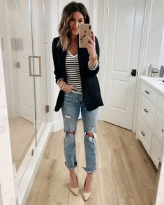 Black Blazer Casual, White Striped Shirt Outfit, Outfit Minimalista, Outfits With Striped Shirts, Black Blazer Outfit, Jeans Blazer, Blazer Outfits Casual, Blazer Outfits For Women, Blazer Outfit