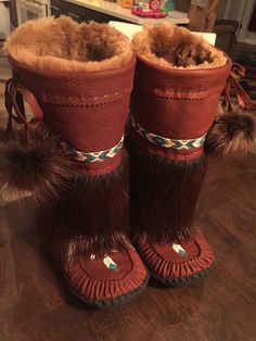 Mukluks Pattern, Leathercraft Ideas, Winter Moccasins, Moccasin Pattern, Beaded Fashion, High School Kids, Native American Clothing, Leather Craft Projects