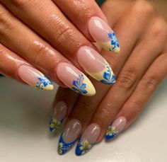 Nail Inspo Holiday Summer, Nail Inspo Not French Tip, Cute Acrylic Nails Flowers, Flower Inspired Nails, Cute Beach Nails Simple, Bermuda Nails, Summer Nails With Designs, Nail Ideas Flowers, Blue And Yellow Nails Designs