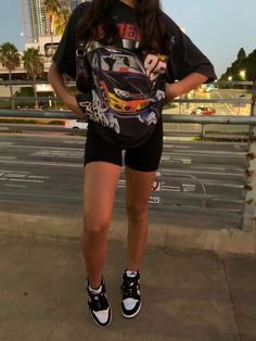 Street Style Biker Shorts, Bike Shorts And Sneakers Outfit, Biker Shorts Baggy Tee, Street Wear Summer Outfits Casual, Women’s Biker Shorts, Cycling Short Outfits, Biker Shorts Black Women, Shein Outfits With Panda Dunks, Outfits With Black Shorts Aesthetic