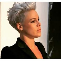 Alecia Moore, Short Grey Hair, Funky Hairstyles, Penteado Cabelo Curto, Short Haircut, Short Hair Haircuts, Short Hair Styles Pixie