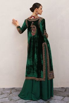 Velvet Churidar, Pakistani Anarkali, Eid Clothes, Skirt Lehenga, Punjabi Dresses, Velvet Suit Design, Green Velvet Jacket, Indian Luxury, Suits Punjabi