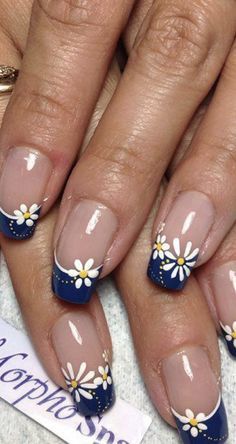 Acrylic Nails Daisy Design, Blue And Yellow Flower Nails, July Gel Nails Ideas, Summer Nail Design 2024, Nails With Daisy Design, June Nails Ideas 2024, Hand Painted Nail Designs, Thanksgiving Nails Design, Nails Design Fall