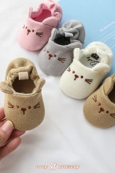 Check out our baby knit crib shoes, a must-have for every newborn's wardrobe! These baby summer shoes make the cutest gifts for birthdays or baby showers. Grab a pair to surprise a new mom or your favorite niece and nephew! #GiftForKids #BabyShowerGift Zapatos Mary Jane, Knit Baby Booties, Knitted Booties, Baby Mittens, Knit Shoes, Baby Slippers, Jairzinho, Crib Shoes, Newborn Baby Gifts