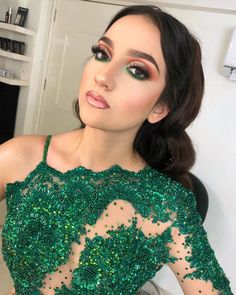 Makeup Look For A Green Dress, Prom Makeup Emerald Dress, Hunter Green Dress Makeup Ideas, Makeup To Match A Green Dress, Makeup Green Dress Eye, Eyeshadow Looks With Green Dress, Make Up For Dark Green Dresses, Hunter Green Dress Makeup, Make Up For Emerald Dress