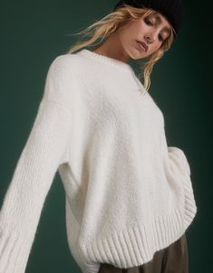 This cozy crewneck is made from mohair yarn mixed with top-quality merino wool for a lightweight, luxurious feel/Yarn is top-dyed to give a rich, tonal depth of color/Jersey stitch/Ribbed neckline, cuffs, and hem Chunky Oversized Sweater, Fall Style Guide, Boyfriend Sweater, Oversized Sweater Women, Plaid Crop Top, American Eagle Sweater, Mens Outfitters, Sweater Making, Knitting Designs