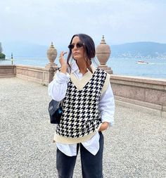 Sweater vest trend Houndstooth Vest Outfit, How To Style Sweater Vest, How To Style A Sweater Vest, Vest Street Style, Outfit Wishlist, Trendy Vest, Sweater Vest Outfit, Mode Ulzzang, Insta Poses